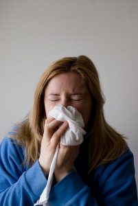 アレルギー鼻かむ女性
